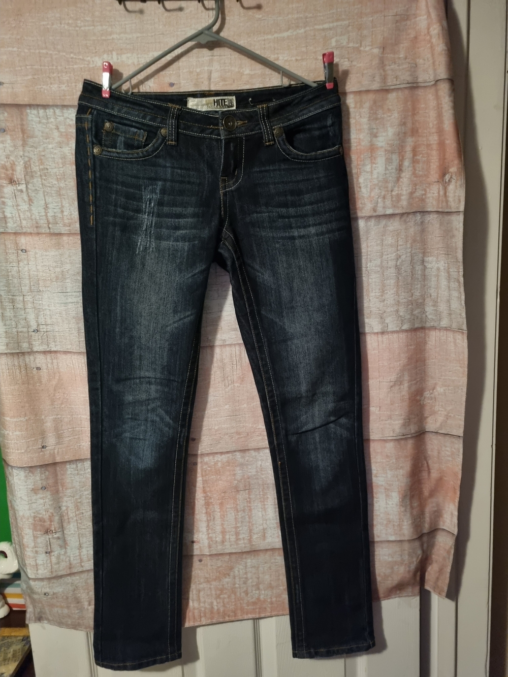 HUE Mid-Rise Skinny Jeans in Dark Wash Blue